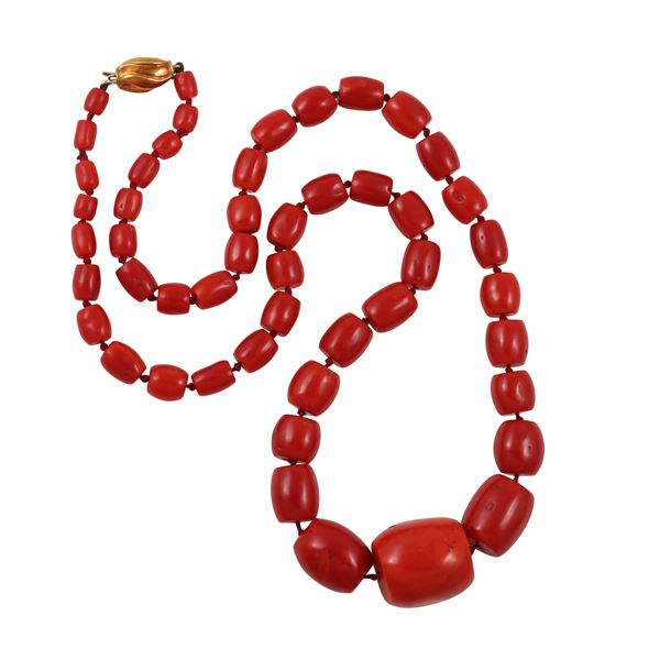 ~ A SINGLE-STRAND CORAL NECKLACE, 18KT GOLD CLASP