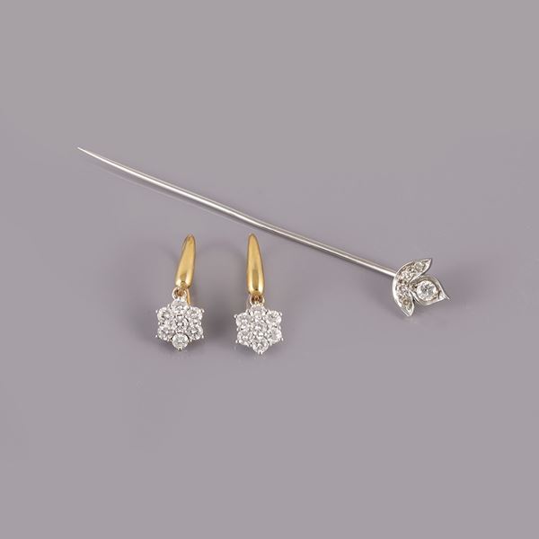 18KT GOLD, DIAMONDS EARRINGS AND BROOCH