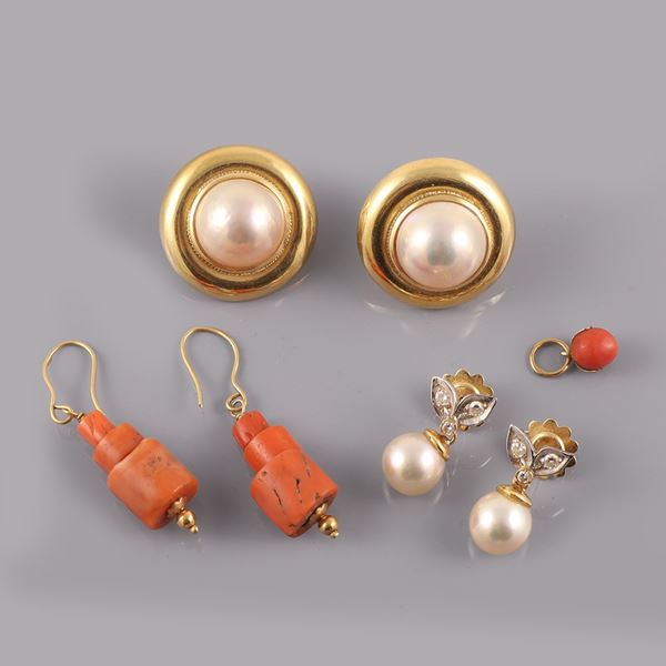 LOT OF 18KT GOLD THREE PAIR OF EARRINGS AND A SMALL PENDANT. DIAMONDS, CULTURED PEARLS, MEBÈ AND CORALS
