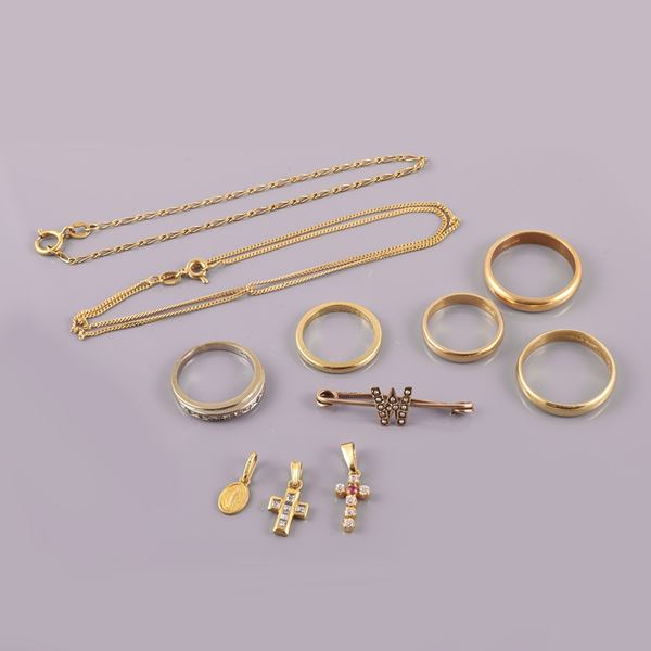 18KT GOLD LOT OF FIVE RINGS, BRACELET, NECKLACE, THREE PENDANTS WITH DIAMONDS AND SYNTHETIC GEMS. 9 KT GOLD BROOCH 