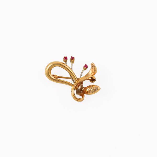 18KT GOLD AND SYNTHETIC GEM BROOCH