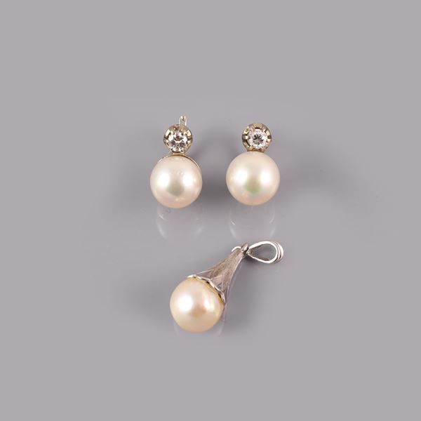 LOT OF 18KT GOLD EARRINGS AND PENDANT. DIAMONDS AND CULTURED PEARLS