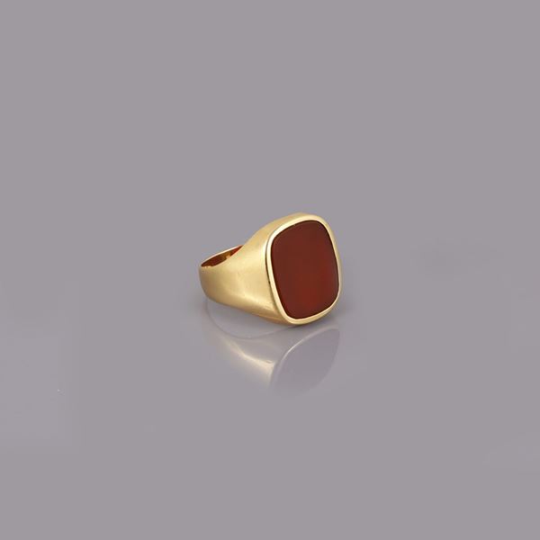 18KT GOLD AND CARNELIAN RING