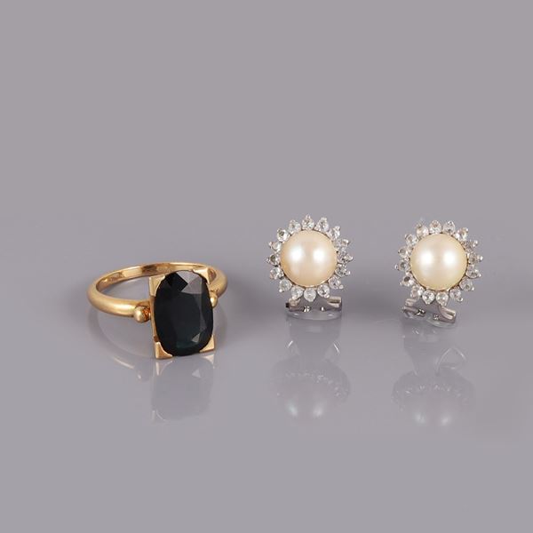 18KT GOLD RING AND CLIP EARRINGS WITH SYNTHETIC GEMS AND CULTURED PEARLS