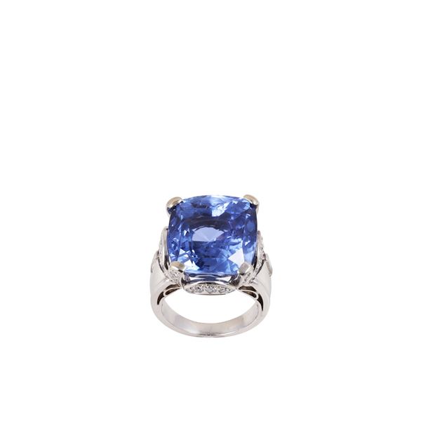 18KT GOLD, CUSHION CUT SRI LANKA SAPPHIRE AND DIAMONDS RING