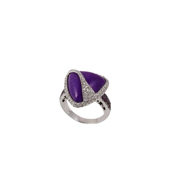 18KT GOLD, SUGILITE, DIAMONDS (one missing) AND AMETHYSTS RING, CUSI