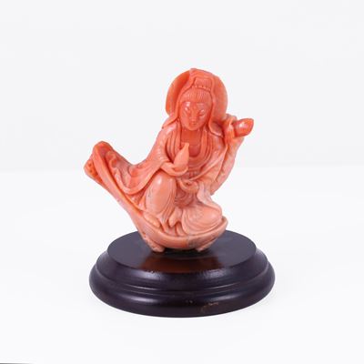 Scultura raffigurante Guanyin, corallo con base in legno, Cina, XX secolo