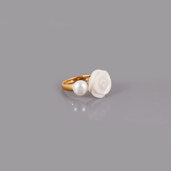 * 18KT GOLD, AGATE AND FRESHWATER PEARLS RING