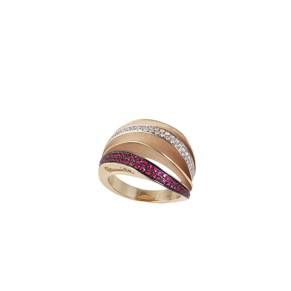 * 18 KT GOLD, DIAMONDS AND RUBIES RING