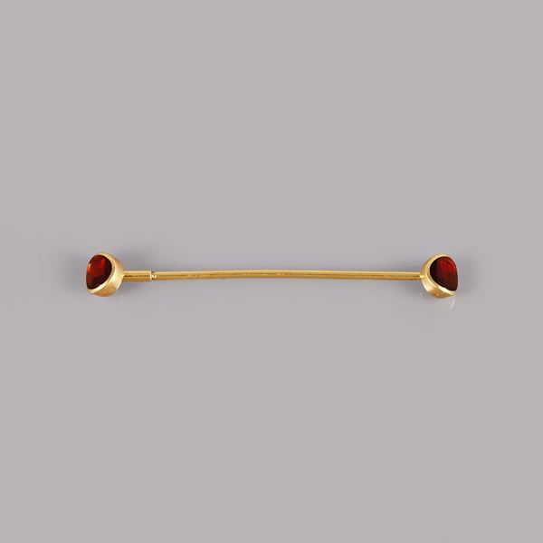 * 18KT GOLD AND GARNETS COLLARCLIP