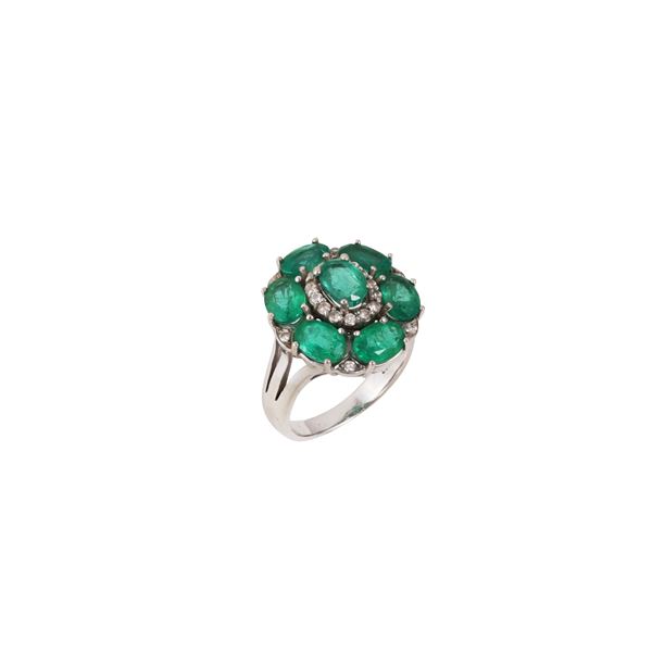 18KT GOLD, EMERALDS AND DIAMONDS RING