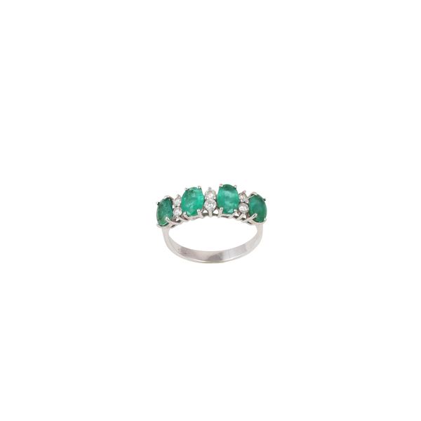 18KT GOLD, EMERALDS AND DIAMONDS RING