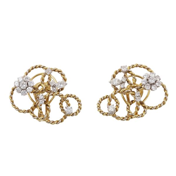 18KT GOLD AND DIAMONDS CLIP EARRINGS AND BROOCH