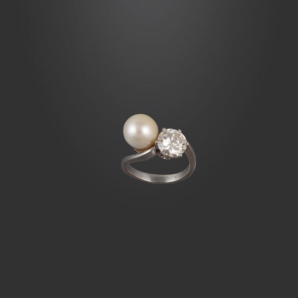 18KT GOLD, DIAMOND AND CULTURED PEARL RING