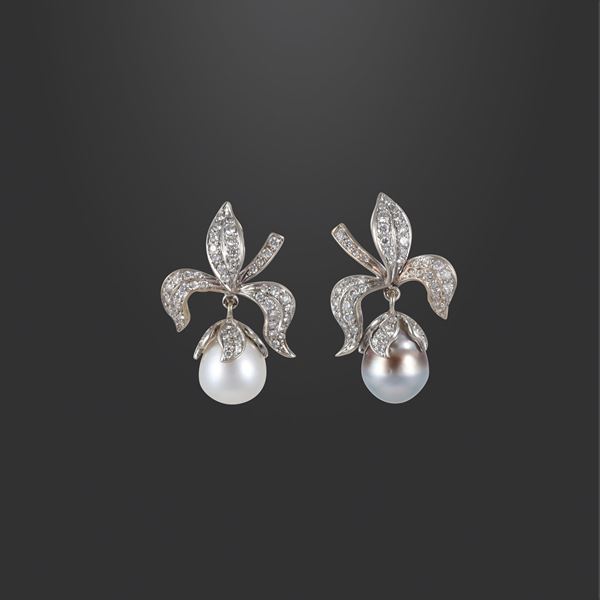 18KT GOLD, DIAMONDS AND CULTURED PEARLS CLIP EARRINGS