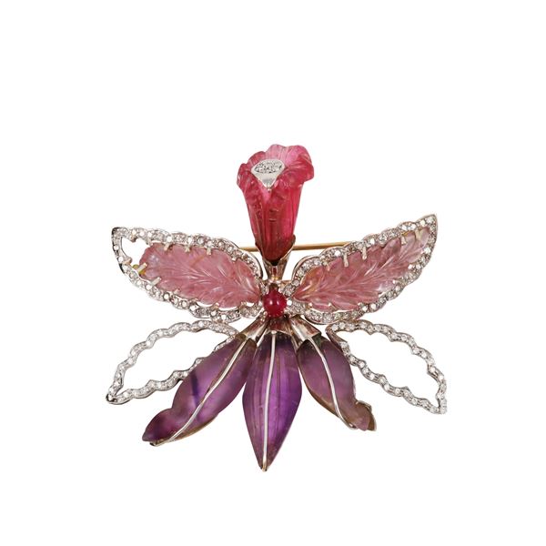 18KT GOLD, AMETHYST, DIAMONDS AND CABOCHON CUT RUBY BROOCH (missings)