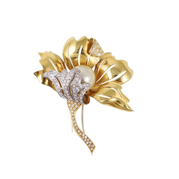 18KT GOLD, DIAMONDS AND SOUTH SEA CULTURED PEARL BROOCH