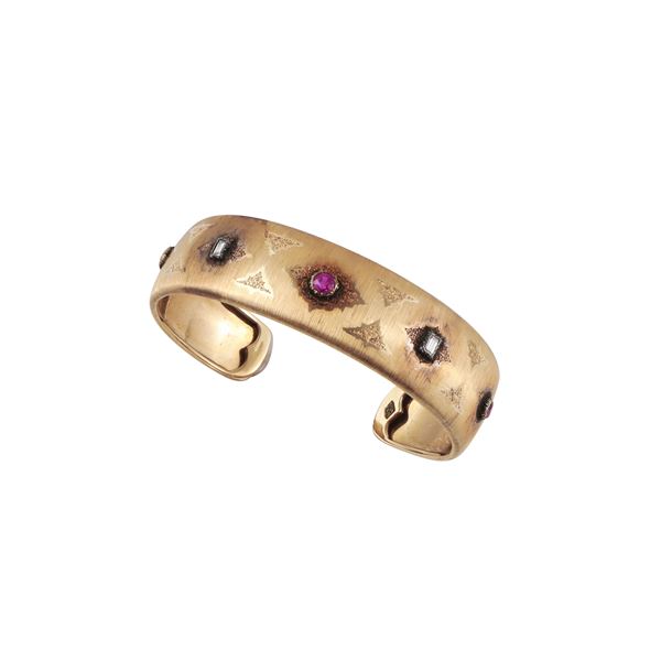 18KT GOLD, RUBIES AND DIAMONDS BANGLE