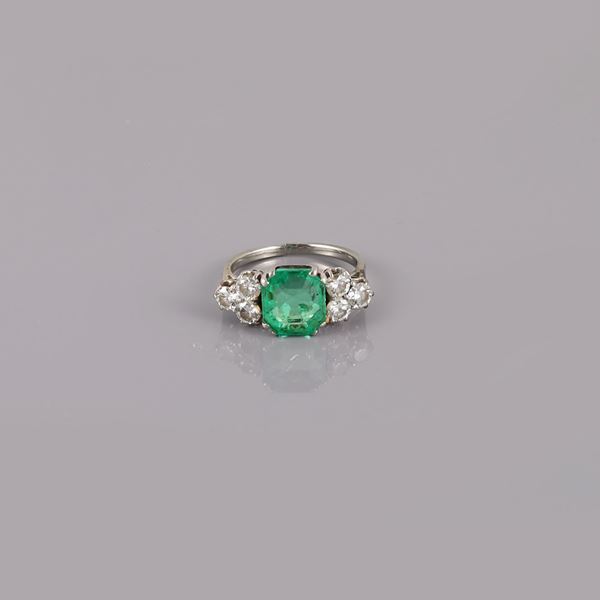 18KT GOLD, EMERALD AND DIAMONDS RING