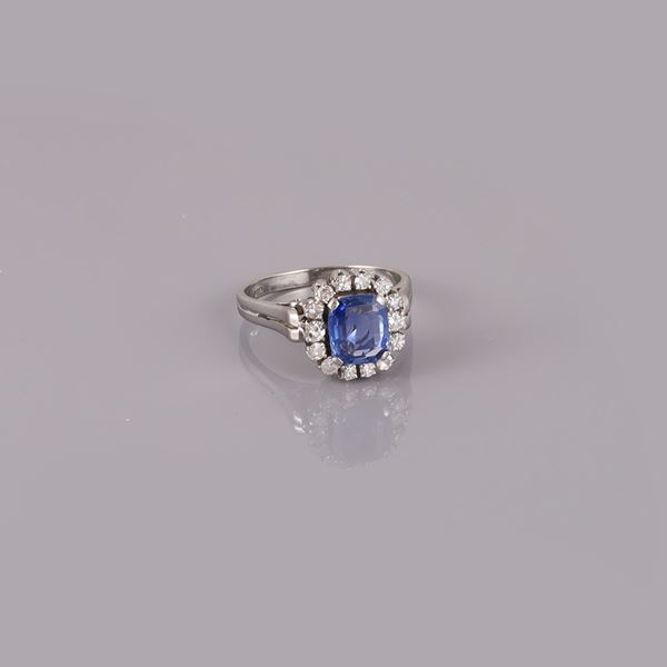 18KT GOLD, SAPPHIRE AND DIAMONDS RING