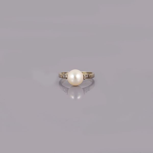 18KT GOLD, CULTURED PEARL AND DIAMONDS RING