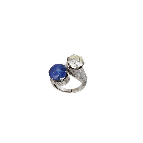 18KT GOLD, SAPPHIRE AND DIAMONDS RING