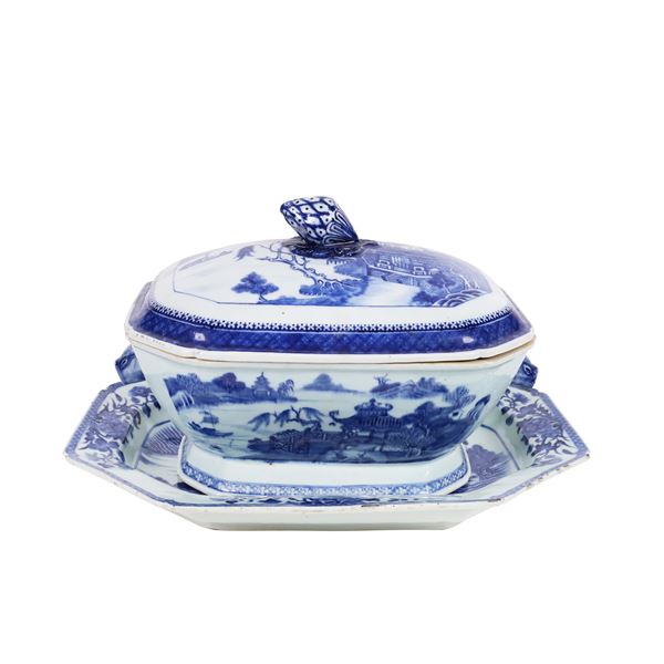 TUREEN, TRAY AND COVER - 清  青花山水人物盆带托盘