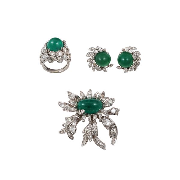 LOT OF PLATINUM BROOCH AND RING WITH CABOCHON CUT EMERALDS AND DIAMONDS (two missings). 18KT GOLD EARRINGS WITH CHRYSOPRASE AND DIAMONDS  - Auction IMPORTANT JEWELRY - Casa d'Aste International Art Sale