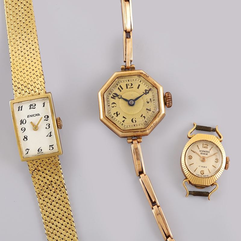Lotto di tre orologi da donna, di cui uno con bracciale in oro basso e un orologio privo di cintu...