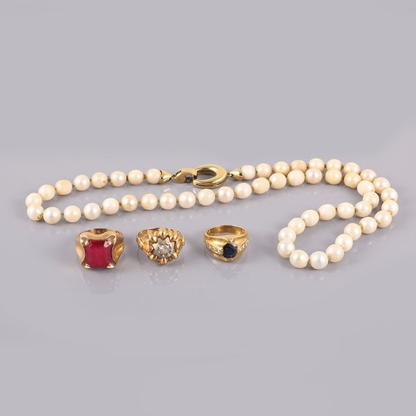 LOT OF THREE RINGS WITH SYNTHETIC GEMS AND CULTURED PEARL NECKLACE (defect) WITH GOLD CLASP