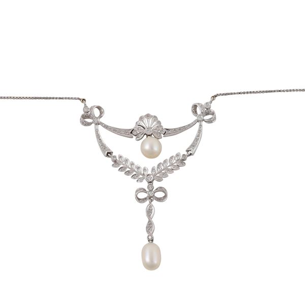 18KT GOLD, DIAMONDS AND CULTURED PERALS NECKLACE