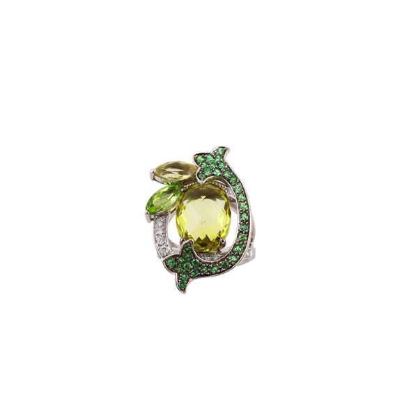 18KT GOLD, QUARTZ, DIAMOND, QUARTZ AND PERIDOT RING