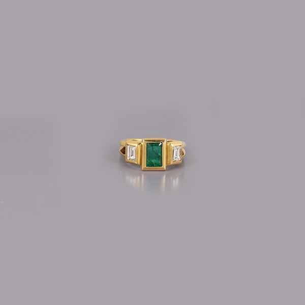 18KT GOLD, EMERALD AND DIAMONDS RING