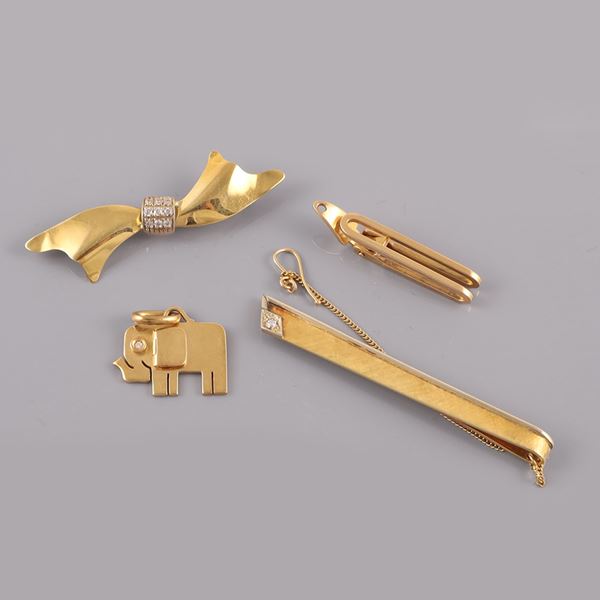 18KT GOLD LOT OF TWO TIE CLIPS, BROOCH AND PENDANT. DIAMOND AND SYNTHETIC GEMS