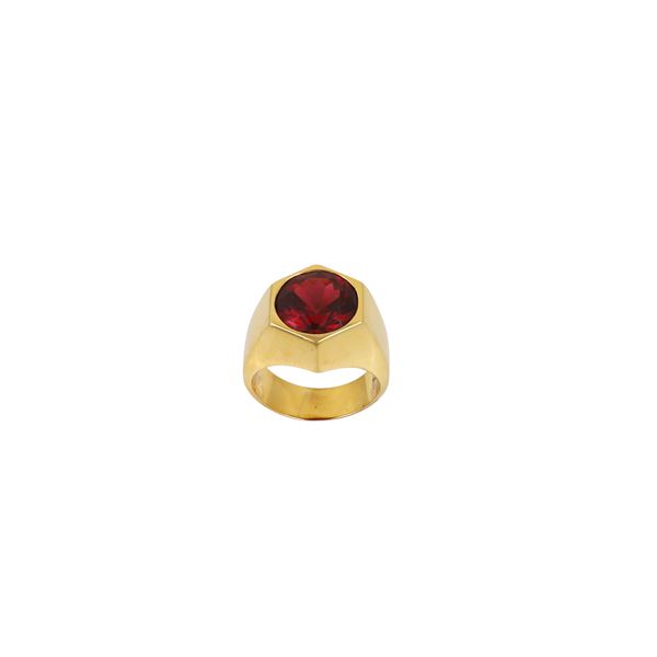 18KT GOLD AND GARNET RING