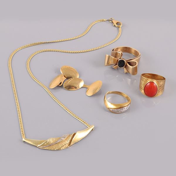 LOT OF 18KT GOLD TWO RINGS AND A PAIR OF CUFFLINK; 14KT GOLD NECKLACE AND RIBBON RING