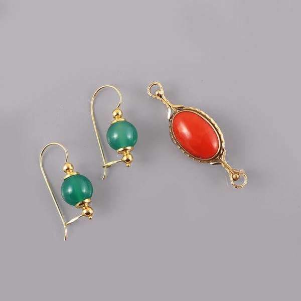 LOT OF BROOCH AND EARRINGS. 18KT GOLD, CORAL AND CHRYSOPRASE   - Auction JEWELS OF THE HEART - Casa d'Aste International Art Sale