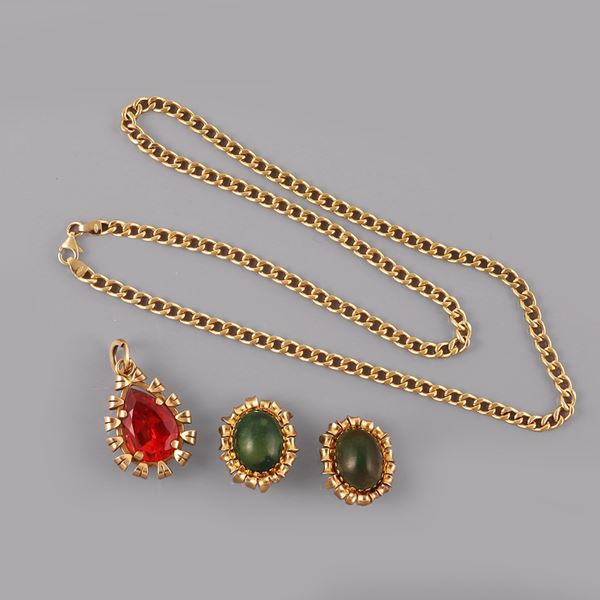 lot of 18KT gold chain, earrings and pendant. Serpentine and synthetic gems 
