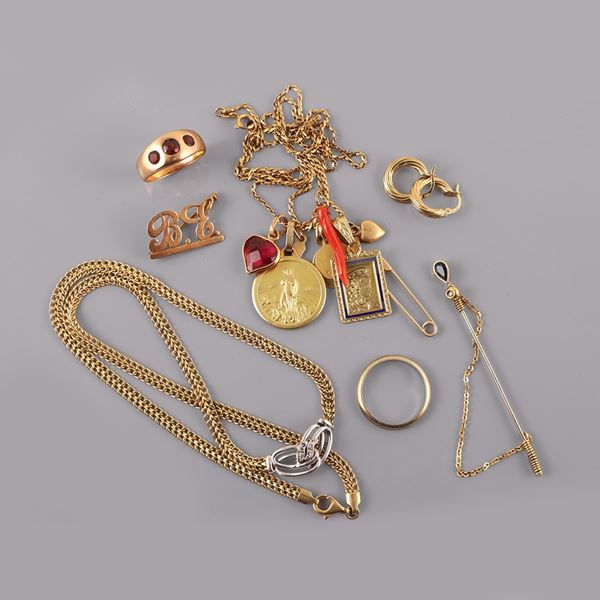 18KT GOLD LOT OF TWO NECKLACES, NINE PENDANTS WITH CORAL AND SYNTHETIC GEMS, THREE BROOCHES, TWO RINGS AND A PAIR OF EARRINGS  - Auction JEWELS OF THE HEART - Casa d'Aste International Art Sale