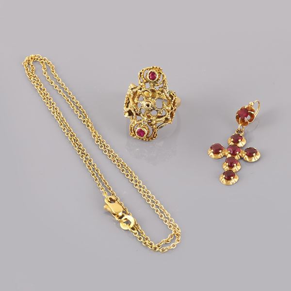 18KT GOLD LOT OF RING, PENDANT AND CHAIN