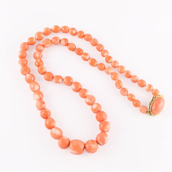 ~ A CORAL STREND WITH 18KT GOLD CLASP