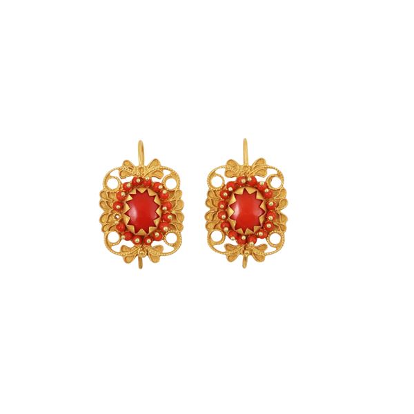 18KT GOLD AND CORALS EARRINGS