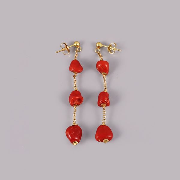 18KT GOLD AND CORAL EARRINGS