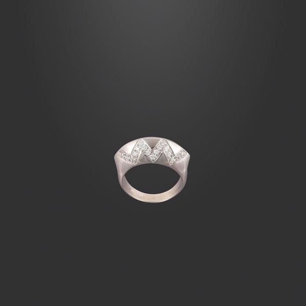 18KT GOLD AND DIAMONDS RING