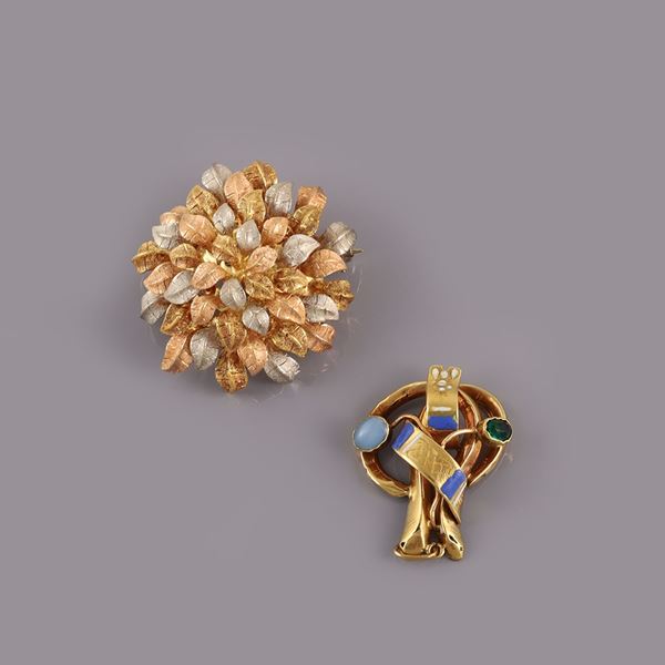 18KT GOLD LOT OF BROOCH AND PENDANT WITH ENAMEL AND SYNTHETIC GEMS