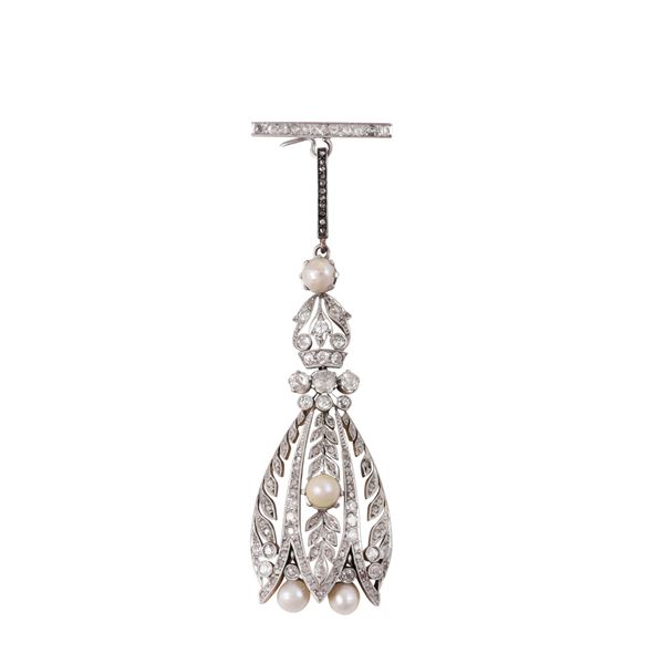 PLATINUM AND GOLD PENDANT WITH OLD EUROPEAN CUT, ROSE CUT DIAMONDS AND PEARLS, SUSPENDED FROM A SILVER AND GOLD LINK WITH ROSE CUT DIAMONDS. DOUBLE USE IS ALLOWED BY THE WHITE GOLD BROOCH WITH ROSE CUT DIAMONDS