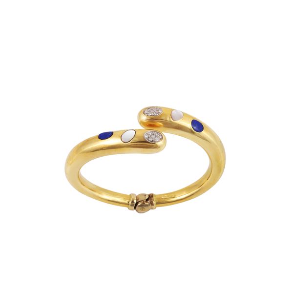 18KT GOLD, DIAMONDS, MOTHER OF PEARLS AND LAPISLAZULI BANGLE