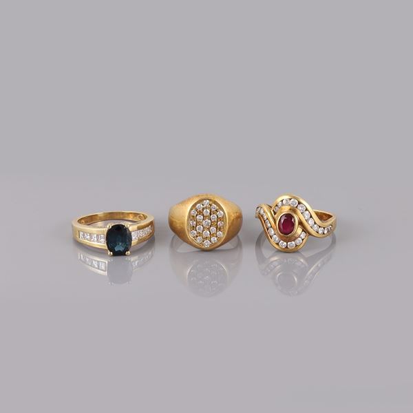 18KT GOLD LOT OF THREE RINGS WITH DIAMONDS, SAPPHIRE AND RUBY
