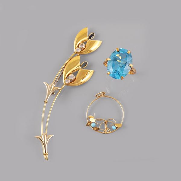 18KT GOLD LOT OF BROOCH, RING AND PENDANT WITH SYNTHETIC GEMS