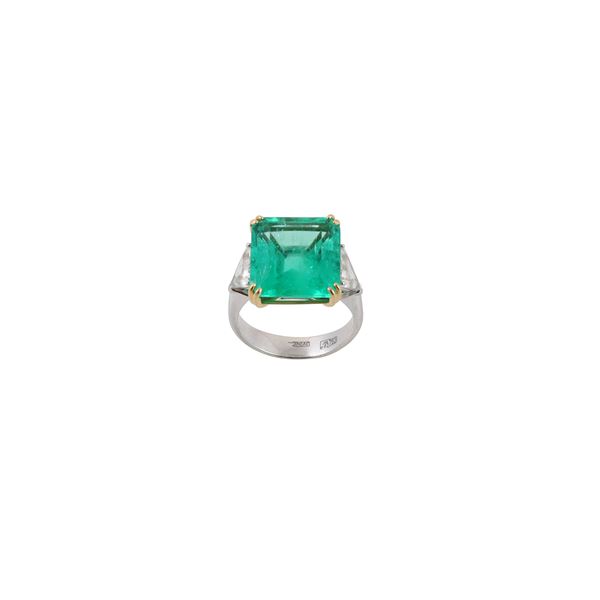 18KT GOLD, COLOMBIA EMERALD AND DIAMONDS RING